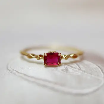 Дизайнерско, оригинално инкрустированное сребро правоъгълен пръстен с червен кристал, открывающееся регулируем пръстен, ретро елегантен лек луксозен чар, женски бижутер
